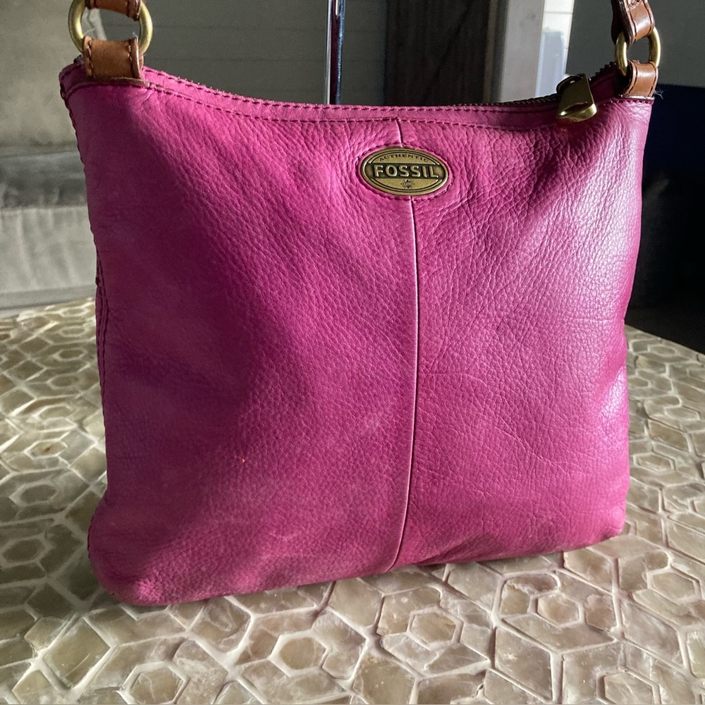 Fossil ‘Explorer’ cow-hide leather crossbody in ‘fuchsia’ - Picture 5 of 15